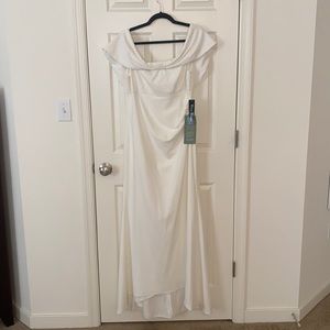 White Formal/Wedding Gown. Size 14. NWT